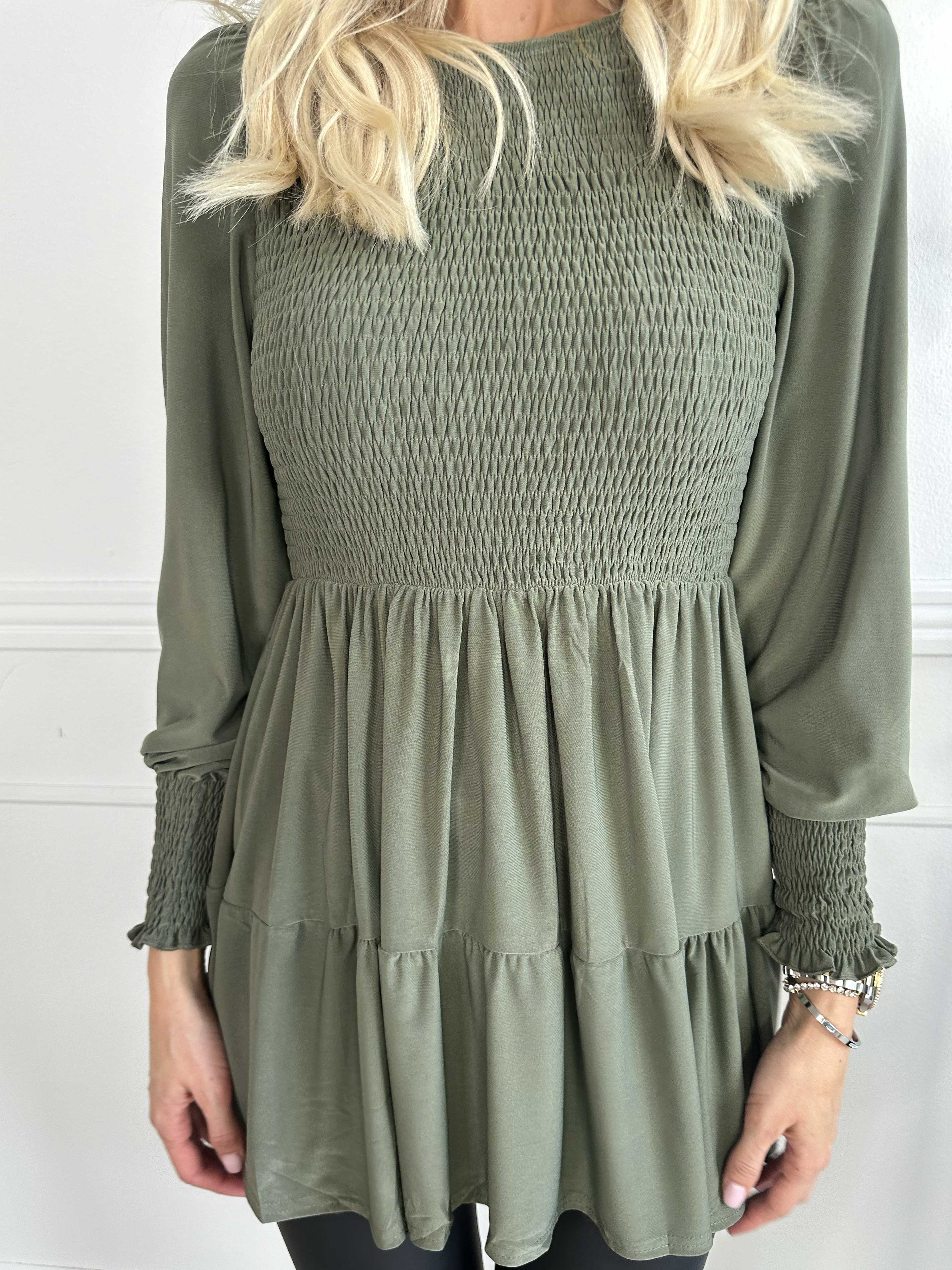 Kelly Shirt - Elastisk bluse med smock henover brystet